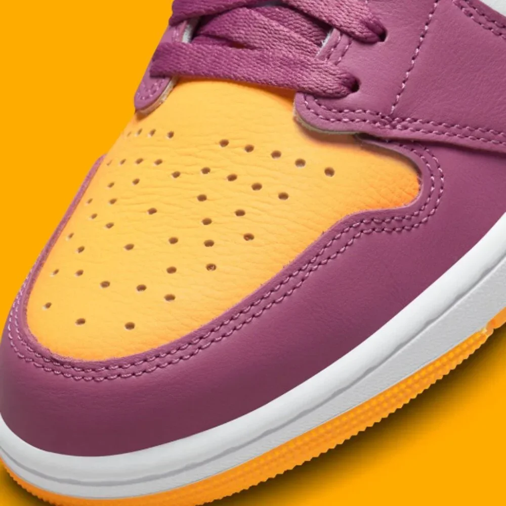 Nike Men's Air Jordan 1 Retro High OG Sneaker - Picture 4 of 5